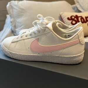 Nike White and Soft Pink Casual Shoes